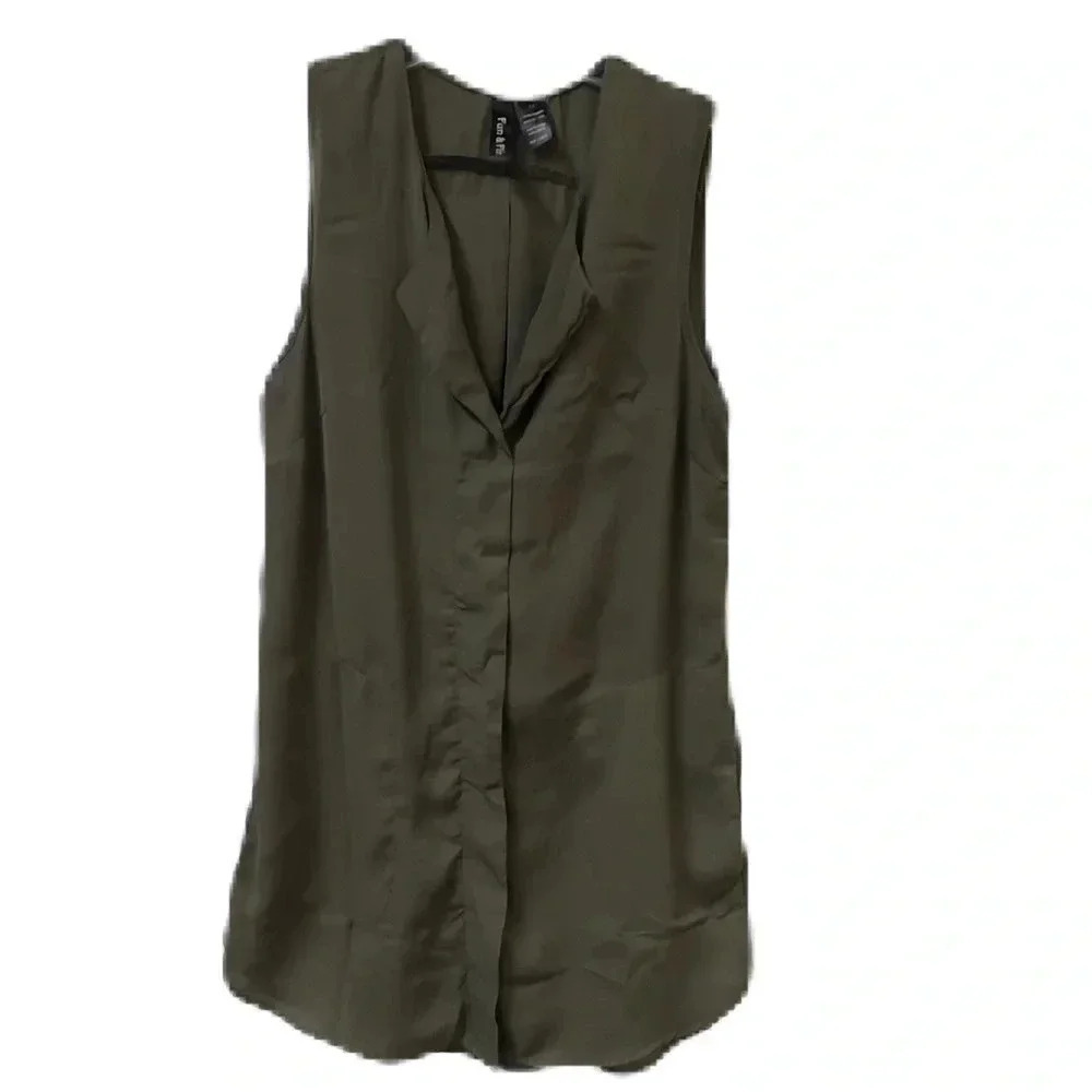 Fun & Flirt sleeveless blouse size medium